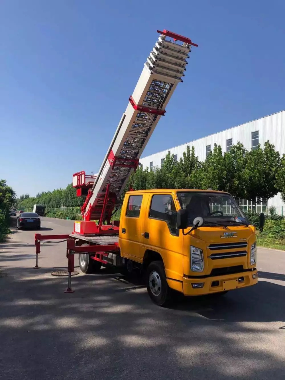 坡头附近的云梯车出租服务：轻松解决高空作业需求